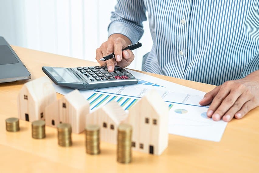 Financial Accountant vs Management Accountant image